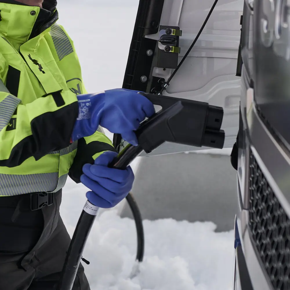 Lastbilsförare laddar ellastbil
