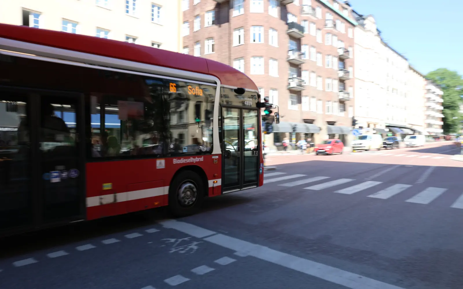Gör det billigare att ta bussen till jobbet - Ta bort förmånsskatten på månadskort och årskort i kollektivtrafiken