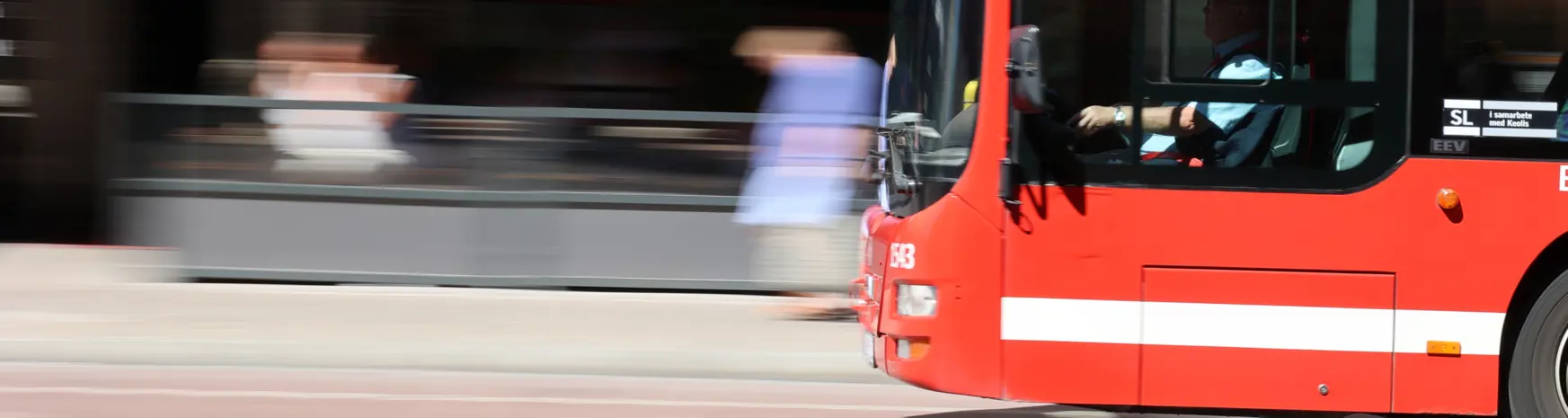 Regeringen har halverat priset på månadskort i kollektivtrafiken. Det gör att fler kan resa effektivt och hållbart.