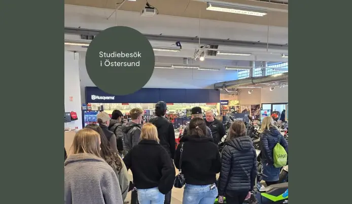 Berners får ett roligt studiebesök av elever.