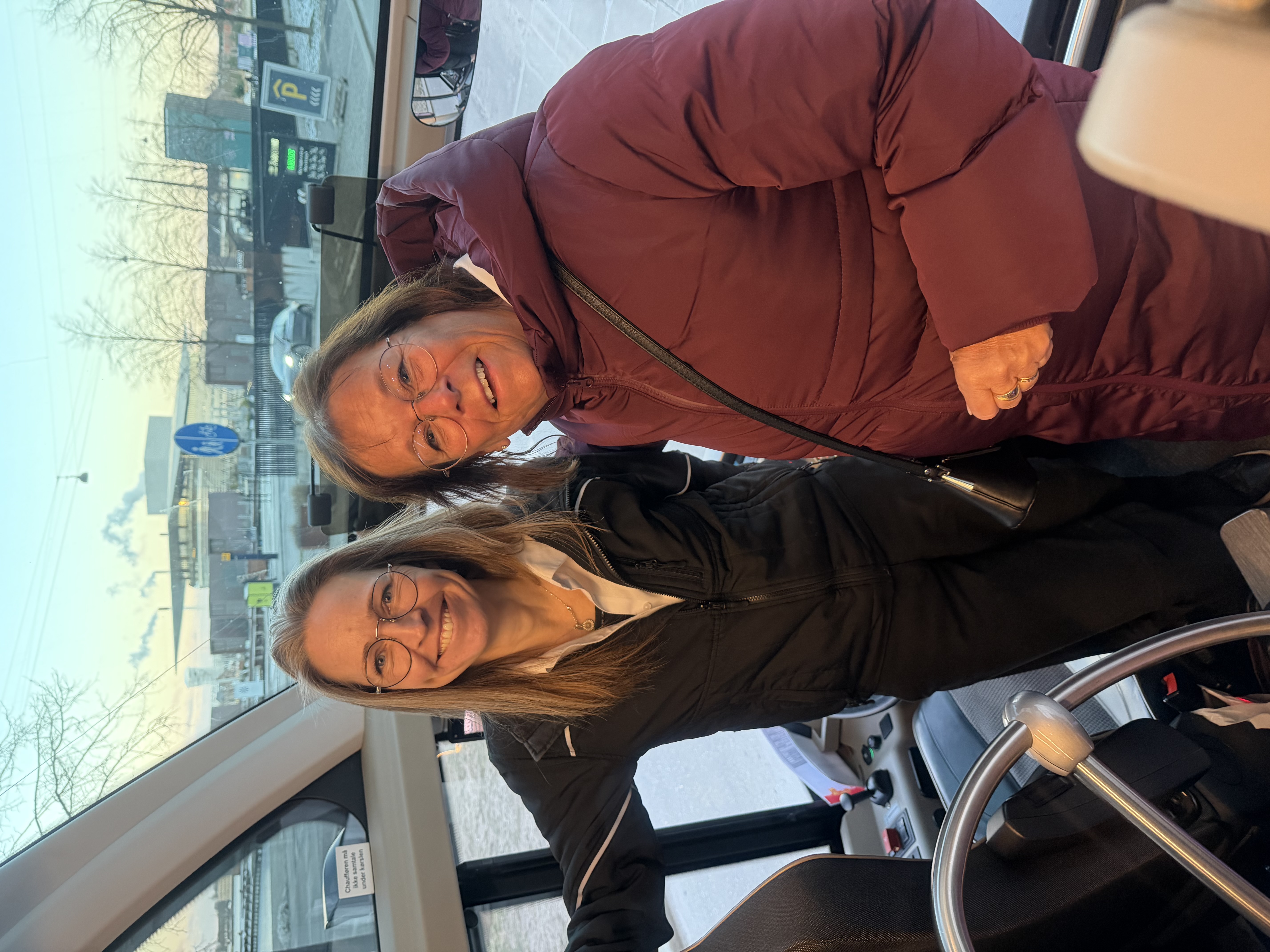 Helen Bergh tillsammans med busschaufför 