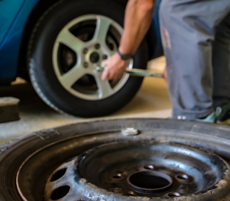 Vad gör en däckmontör?