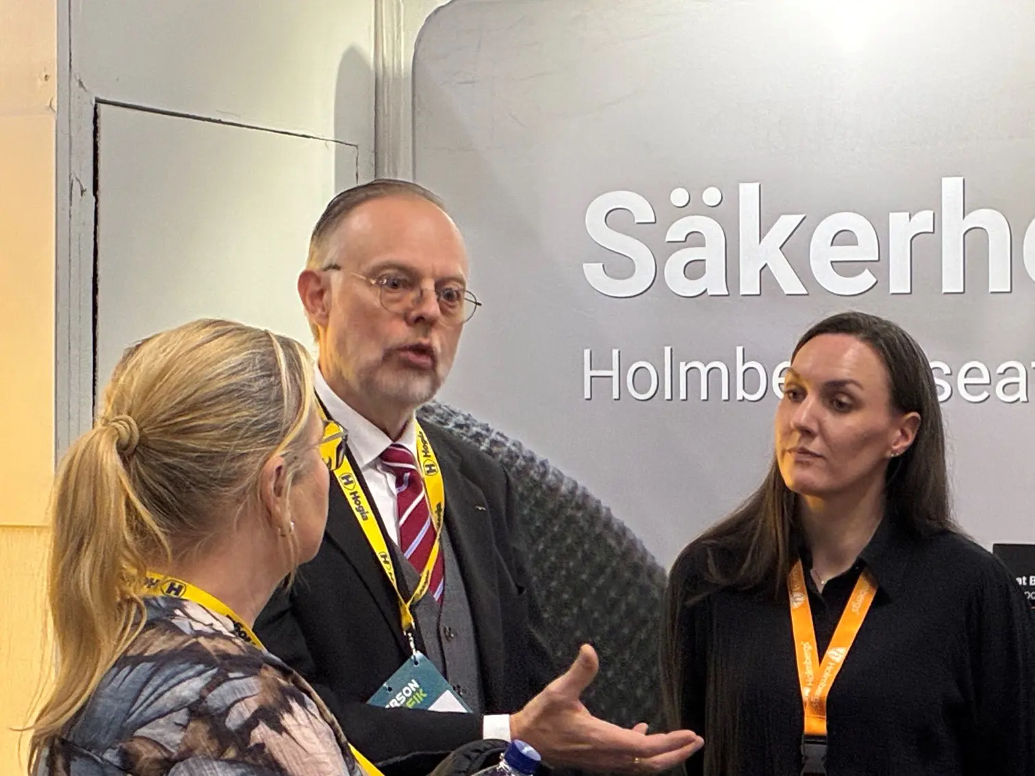 Hos Holmberg Safety System diskuterades bältesanvändning i buss tillsammans med bland andra Erik Risberg, expert på fordons- och trafiksäkerhetsfrågor på Sveriges bussföretag. 