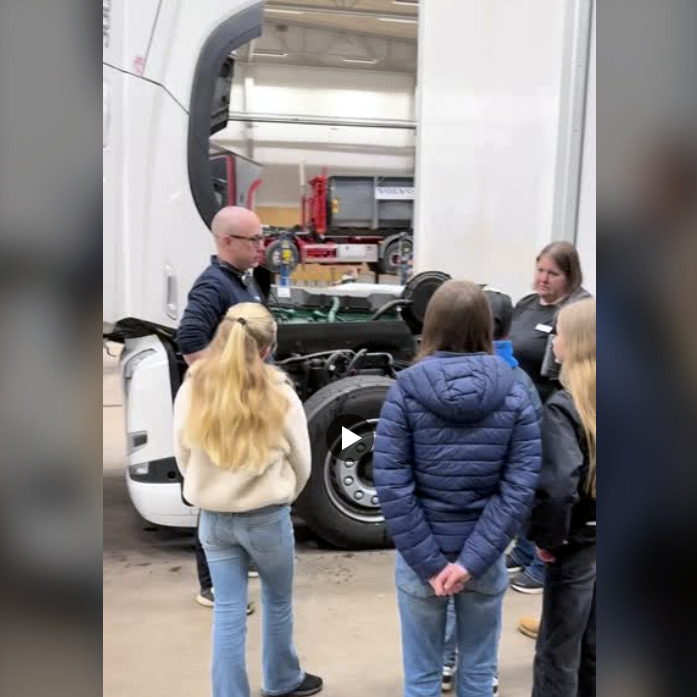 Trädgårdsstadens skola besöker Finnvedens Lastvagnar i Skövde!