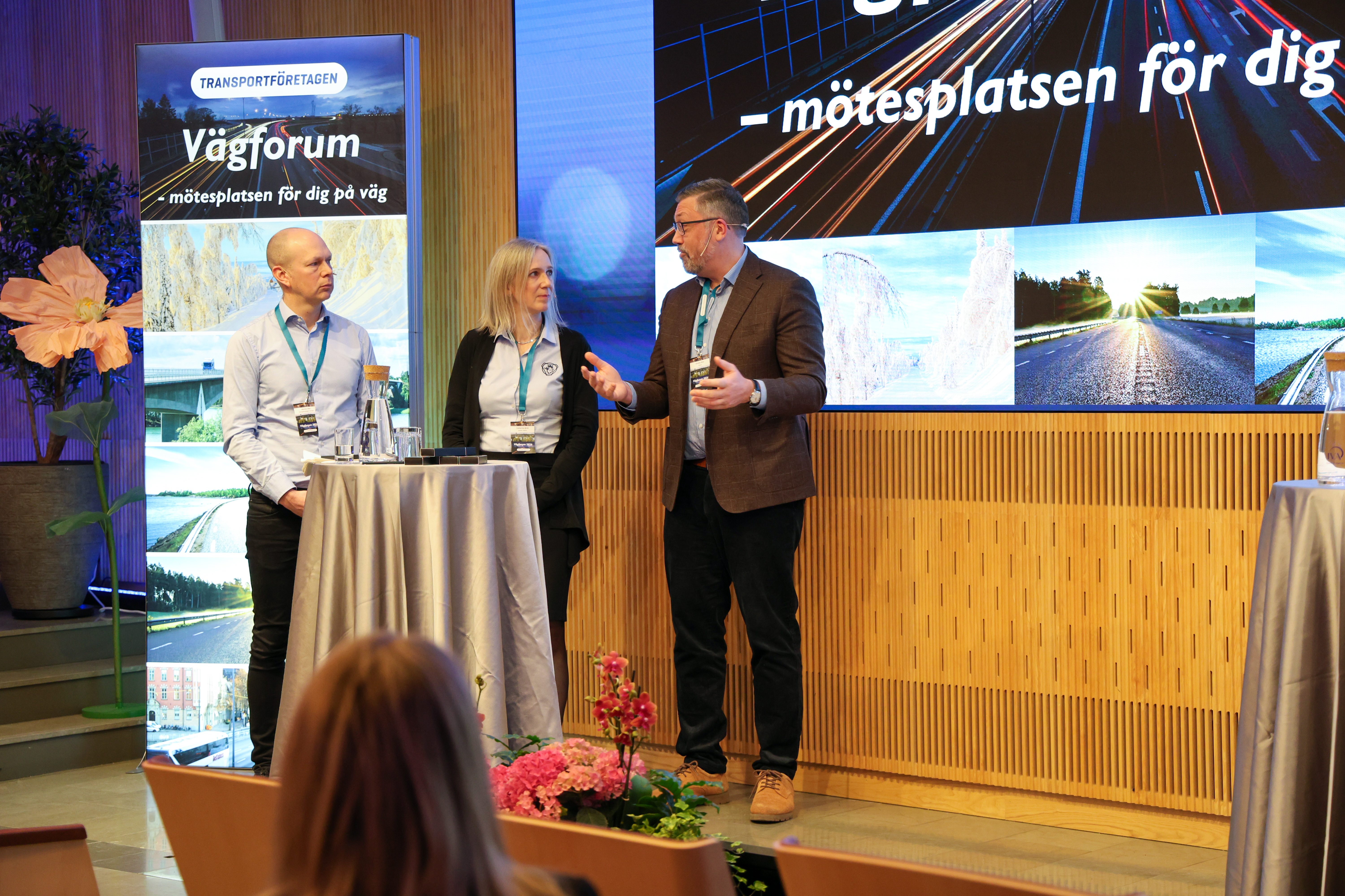 Christer Brus, ordförande Transportföretagen, Catharina Qvist, hållbarhetsansvarig, Scania Sverige, Martin Olin, ansvarig E-mobilitet, Energiföretagen