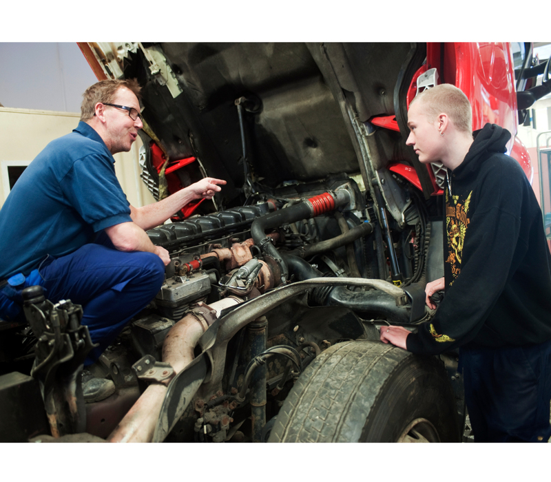 Vad gör en lastbilsmekaniker?