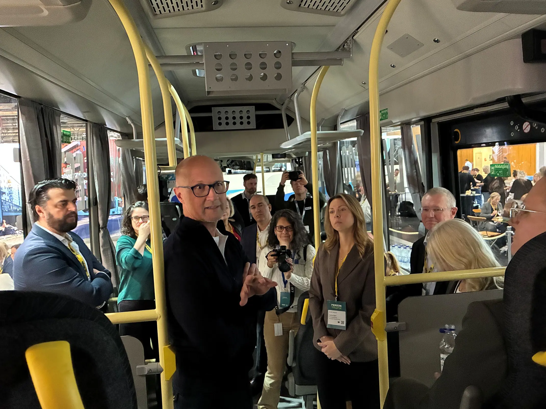 Martin Spjern, Sverigechef för Volvo bussar, hälsar ledamöterna för riksdagens trafikutskott välkomna ombord. 