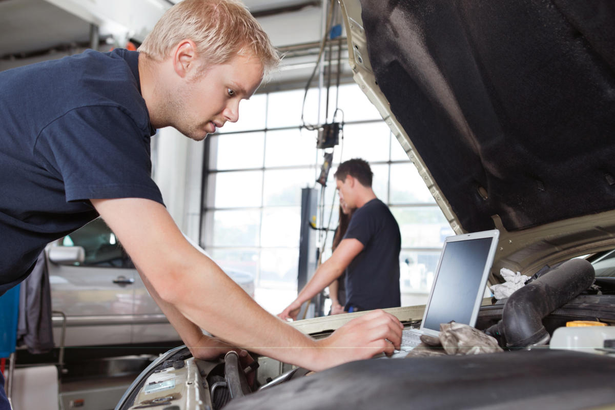 mp1930246-mechanic-using-laptop-while-working-on-car ([7383]8f9dff523e7f31bb375f9ea816113d5c).jpg