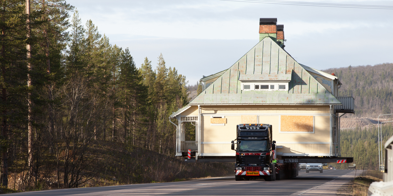 mp24480384-moving-a-big-house-on-a-truck.jpg