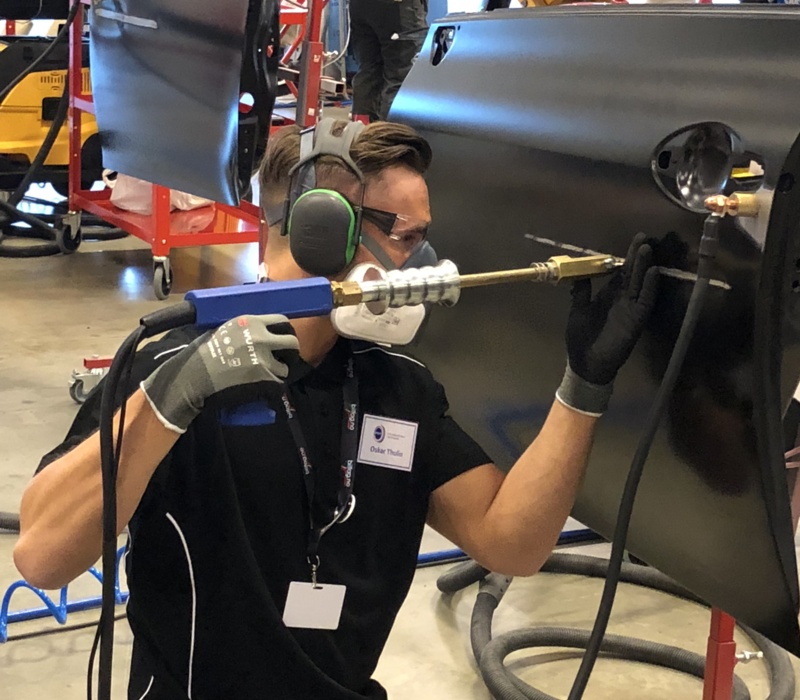 Vad gör en bilskadereparatör?