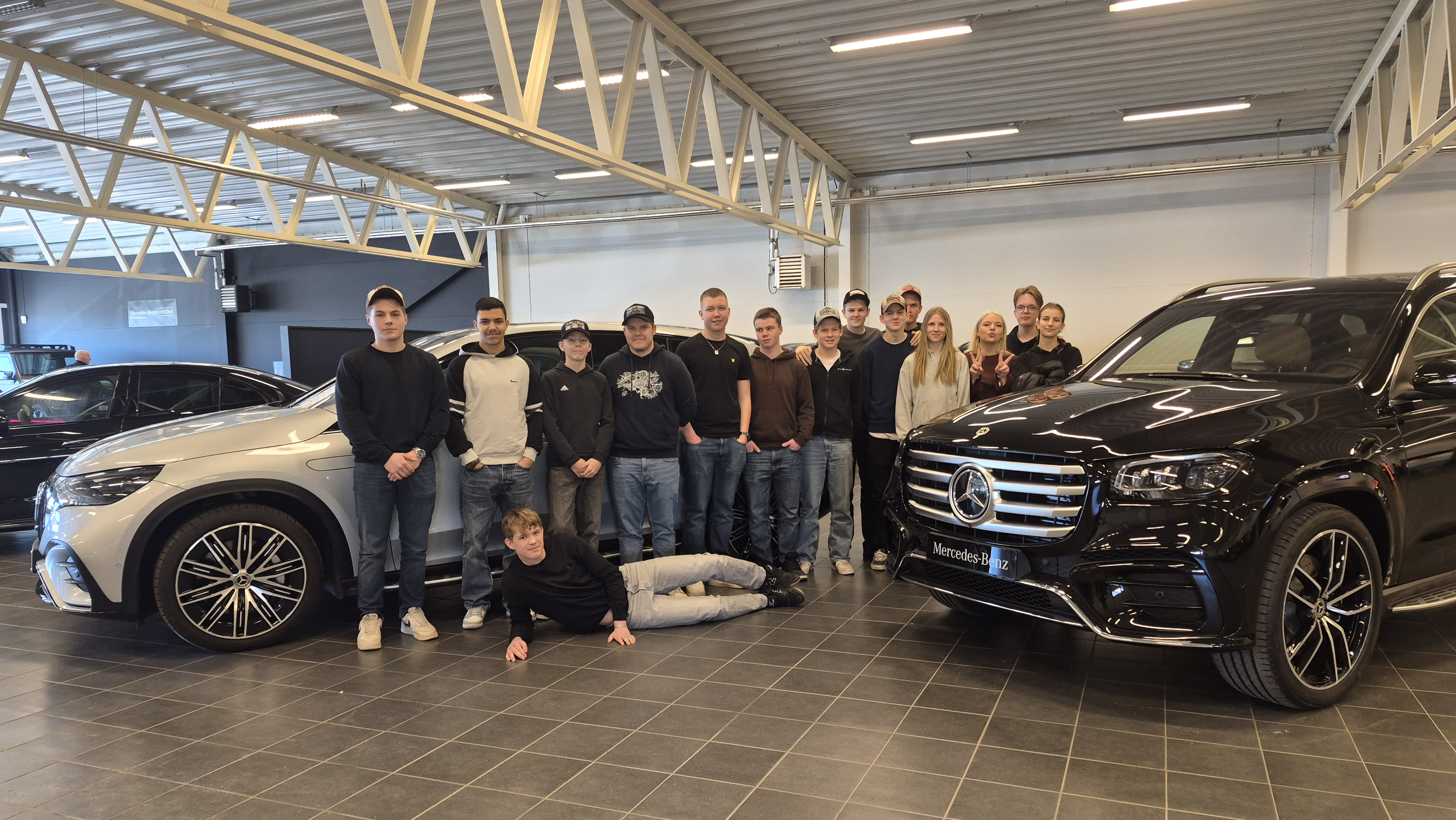 Östra Ringsskolan besöker Landrins Bil.