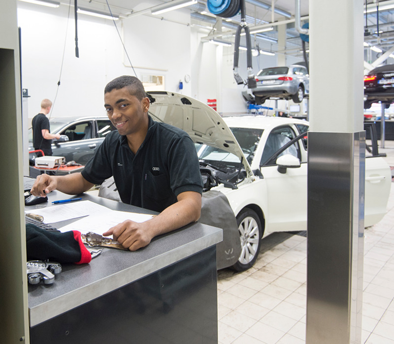 Vad gör en personbilsmekaniker?