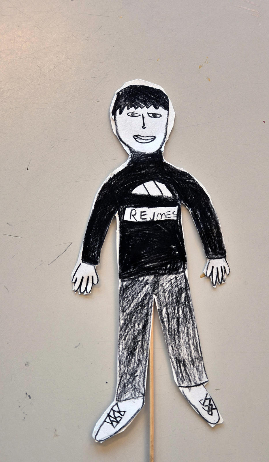 Elev i åk 5 har ritat sig själv och var han kommer att jobba om 10 år. Inspirerad av studiebesöket på Rejmes i Linköping.