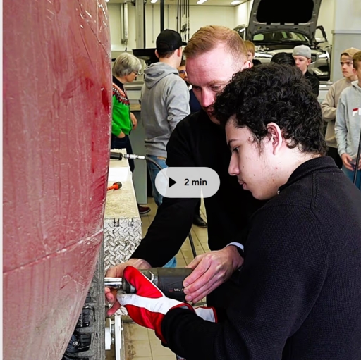 Högstadieelever från Adolfbergsskolan, besöker Tage Rejmes Bil i Örebro