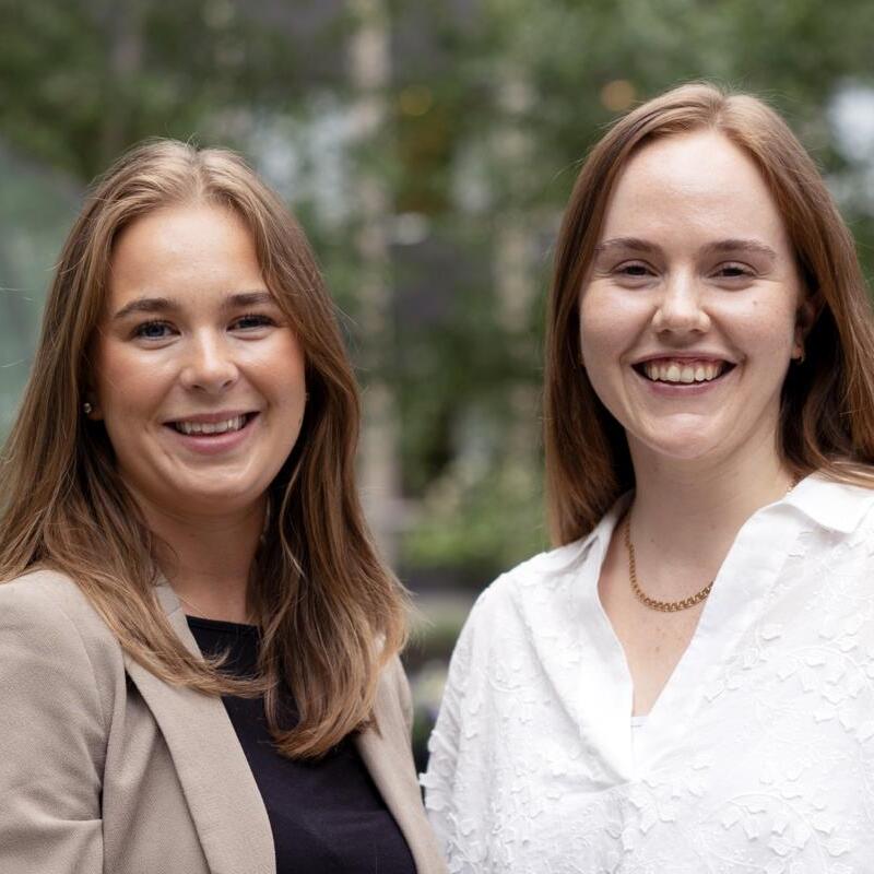 Sommarnotarier, två unga studerande