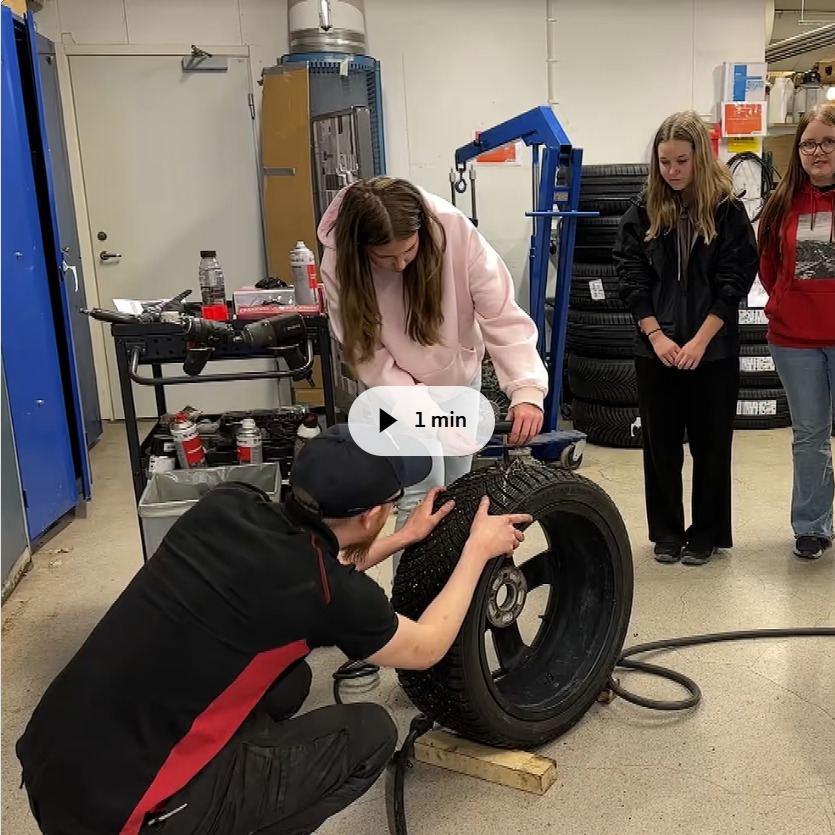 Elever från Själevadsskolan i Örnsköldsvik besöker Bilbolaget