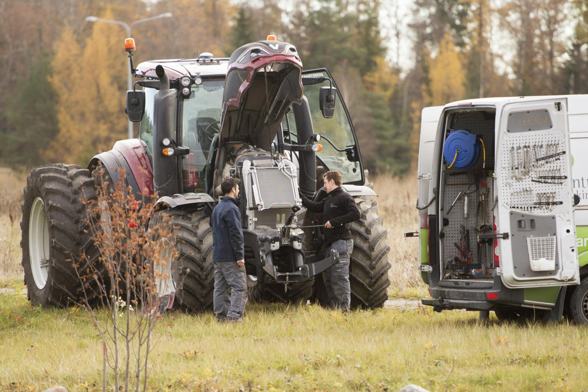 Traktor som repareras av maskinmekaniker