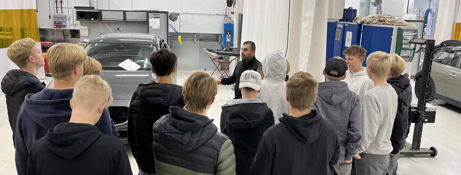Besökare på Öppen verkstad hos Werksta i Norrköping, får veta vad man gör som personbilsmekaniker.